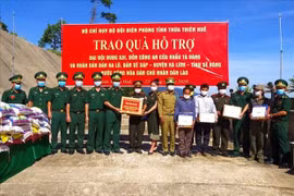 Thua Thien-Hue offre des cadeaux aux forces armées, aux résidents frontaliers du Laos