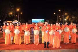 L’Ao Dài vietnamien à l’honneur au Festival de la mer de Nha Trang