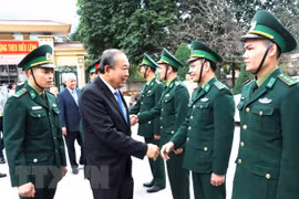 Le vice-PM Truong Hoa Binh offre des cadeaux aux populations et élèves de Ha Giang