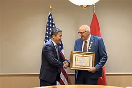 Remise de l'Insigne "Pour la paix et l'amitié entre les nations" à trois amis américains