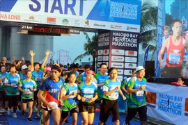Plus de 3.000 coureurs participent au HalongBay International Heritage Marathon