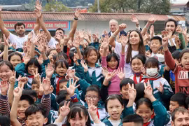 Des bénévoles israéliens enseignent l'anglais pour des enfants de Lao Cai