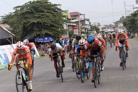 Course nationale de cyclisme vers la zone rurale : un coureur japonais endosse le maillot d’or