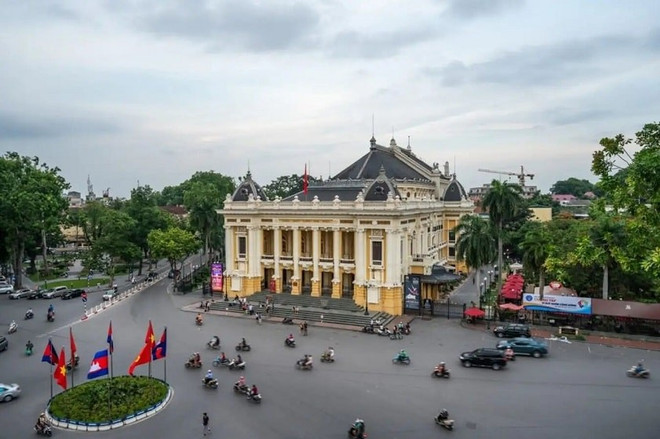 Place de la Révolution d'Août. Photo : Hanoi moi 1-1923.jpg