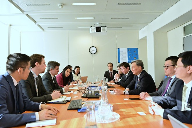 Le président de la Commission des sciences, de la technologie et de l'environnement de l'Assemblée nationale, Le Quang Huy, le vice-ministre de la science et de la technologie, Bui Hoang Phuong, et la délégation de travail de l'Agence internationale de l'énergie atomique (AIEA). (Photo : Ministère des Sciences et des Technologies) 2.jpg
