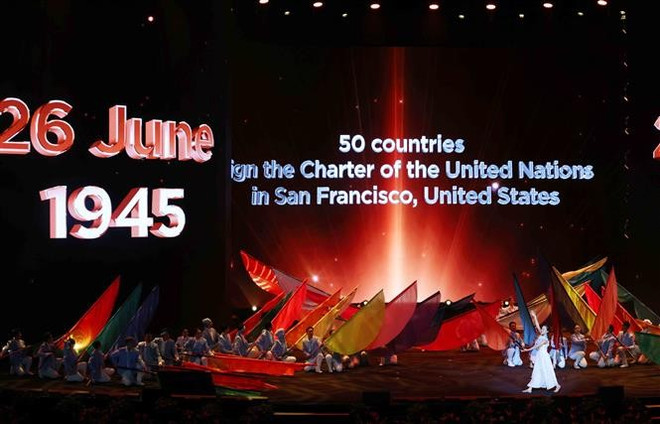 Programme artistique pour célébrer la cérémonie d'ouverture à la signaturede la Convention de Hanoi. Photo : VNA 1-3635.jpg