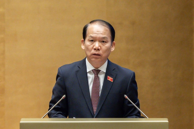 Le président de la Commission du droit et de la justice de l'Assemblée nationale, Hoang Thanh Tung, a présenté le rapport sur l'examen du projet de loi sur les fonctionnaires (amendé). Photo : VNA 2-1325.jpg