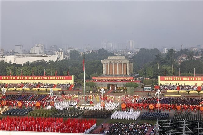 Les festivités sont ouvertes par une prestation des tambours de Thang Long, suivie d’une cérémonie de transmission de la flamme et du salut au drapeau. Photo : VNA 2-7267.jpg