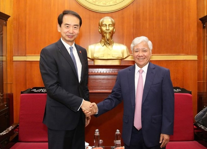Do Van Chien, membre du Bureau politique, secrétaire du Comité central du Parti et président du Comité central du Front de la Patrie du Vietnam (droite), et l'ambassadeur de Chine au Vietnam, He Wei. Photo : VNA 2-764.jpg