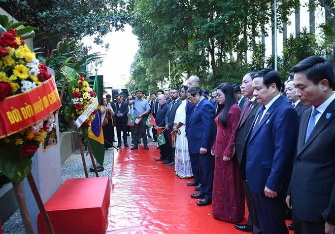 Le Premier ministre Pham Minh Chinh et son épouse ont déposé des fleurs devant la plaque commémorative du Président Ho Chi Minh le 5 juillet à Rio de Janeiro, au Brésil, où le défunt dirigeant a séjourné lors de son voyage en quête de salut national. Photo : VNA 2-2042.jpg