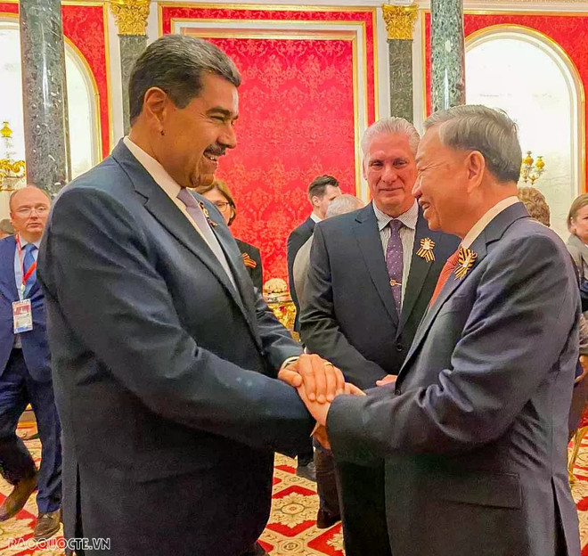 Le leader du PCV To Lam et le président vénézuélien Nicolas Maduro. Phôt : VNA 1-7158.jpg