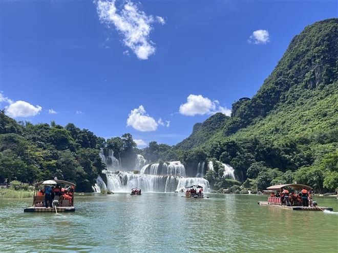 La cascade de Ban Gioc (commune de Dam Thuy, district de Trung Khanh) est devenue une destination touristique idéale. Photo : VNA 2-8081.jpg