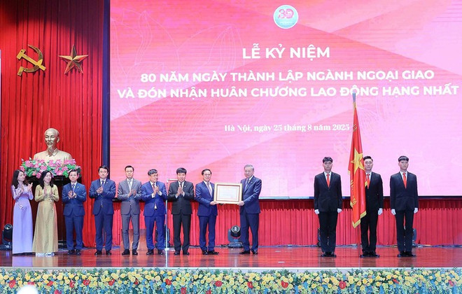 Lors de la cérémonie célébrant des 80 ans du secteur diplomatique du Vietnam. Photo : VNA 2.jpg