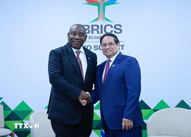 Le Premier ministre Pham Minh Chinh (droite) a rencontré le président sud-africain Cyril Ramaphosa en marge du sommet des BRICS 2025 à Rio de Janeiro, au Brésil, dans la soirée du 6 juillet 2025. Photo : VNA 1-1223.jpg