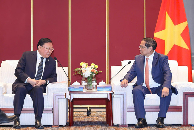 Le Premier ministre Pham Minh Chinh et le président de la China Communications Construction Company (CCCC) Wang Tongzhou lors de leur rencontre le 24 juin 2025. (Photo : VNA) 2-3274.jpg