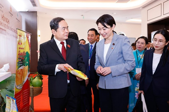 Le président de l'Assemblée nationale, Tran Thanh Man, et la présidente de l'Alliance d'amitié parlementaire Japon-Vietnam, Obuchi Yuko, visitent une exposition de produits en marge de l'événement (Photo : VNA) 2.jpg
