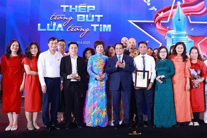 Le Premier ministre Pham Minh Chinh avec les dirigeants de la VNA, les journalistes et les lauréats lors de la cérémonie à Hanoï le 21 juin. (Photo : VNA) 2-9256.jpg