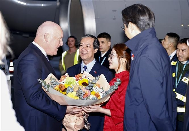 Le Premier ministre Christopher Luxon et sa suite ont été accueillis à l'aéroport international de Noi Bai par le ministre de l'Éducation et de la Formation Nguyen Kim Son et le vice-ministre des Affaires étrangères Do Hung Viet.. Photo : VNA 2-4376.jpg