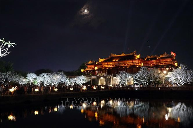 La ville impériale de Huê scintillante la nuit. Photo : VNA 2-6327.jpg