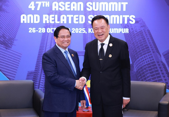 Le Premier ministre Pham Minh Chinh et on homologue thaïlandais, Anutin Charnvirakul. Photo : VNA 2.jpg