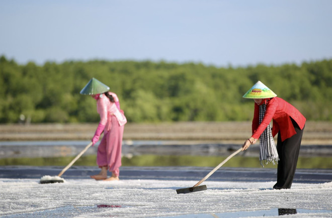 Les touristes ont la possibilité de découvrir la fabrication du sel à Thieng Lieng. Photo : VNA 2.jpg