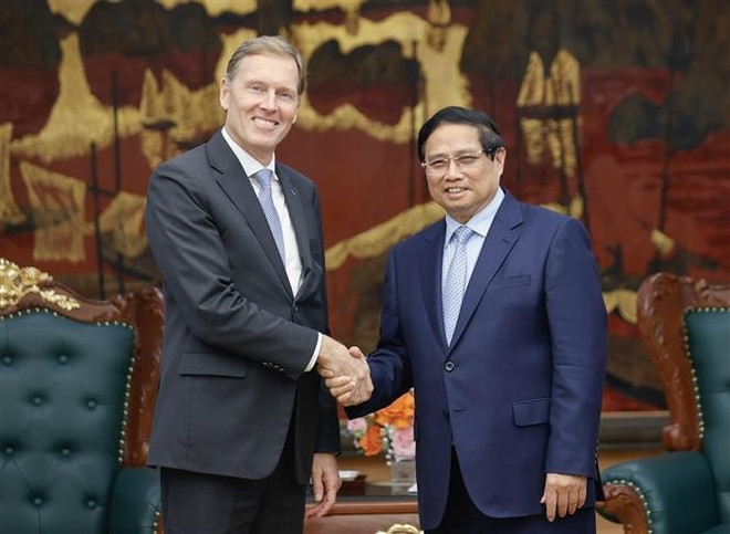 Le Premier ministre Pham Minh Chinh (droite) et Wouter Van Wersch, vice-président exécutif d'Airbus. Photo : VNA 1-1739.jpg