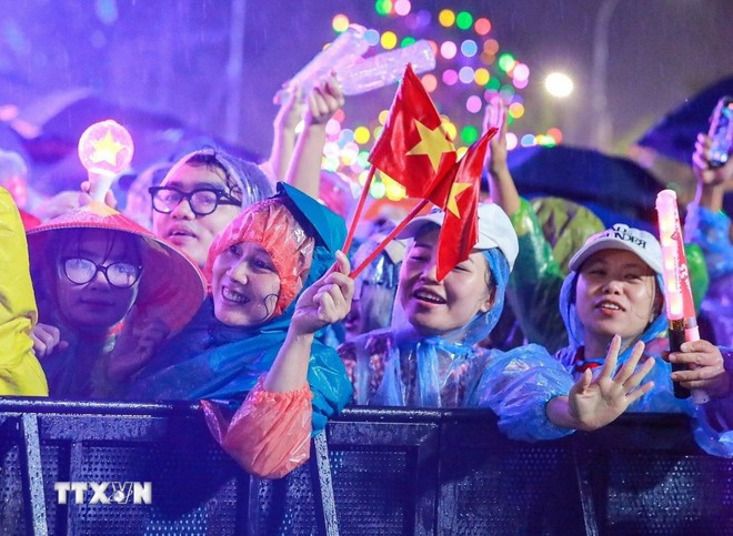 Malgré la pluie, un public nombreux a assisté au concert « Vietnam en moi ». Photo : VNA 2.jpg