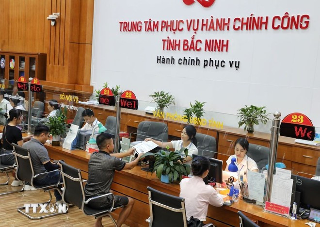 Au Centre de services de l'administration publique provinciale de Bac Ninh. Photo : VNA 3.jpg