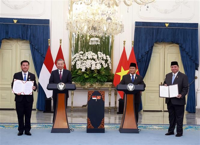 Tô Lâm et Prabowo Subianto lors de la cérémonie d'échange des documents de coopération bilatérale. Photo : VNA 3-4368.jpg