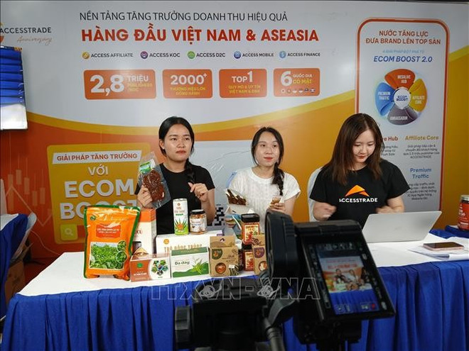 Diffusion en direct pour promouvoir les produits dans les activités de commerce électronique et connecter la région de Da Nang. Photo : VNA 2.jpg