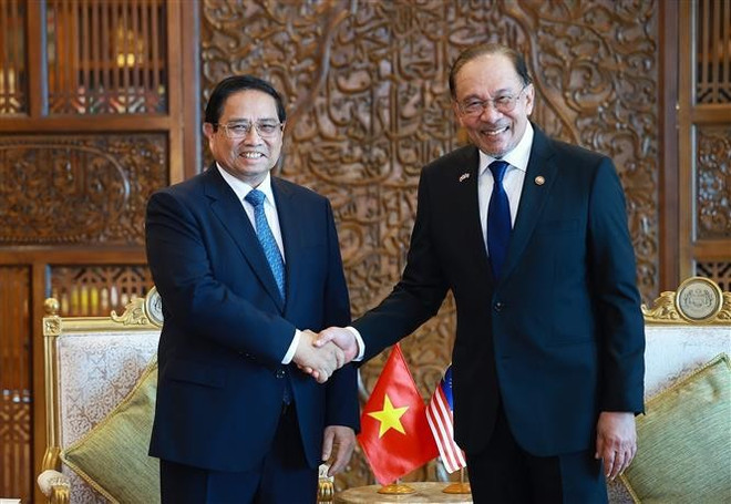 Le Premier ministre Pham Minh Chinh et son homologue Anwar Ibrahim. Photo : VNA 2-7621.jpg