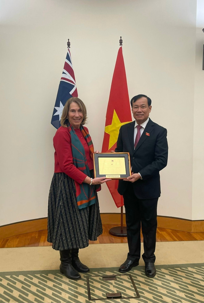Le général de corps d’armée Lê Tân Toi, membre du Comité central du Parti, membre du Comité permanent de l’Assemblée nationale et la présidente du Sénat de l'Australie, Sue Lines. Photo : VNA 1-8423.jpg