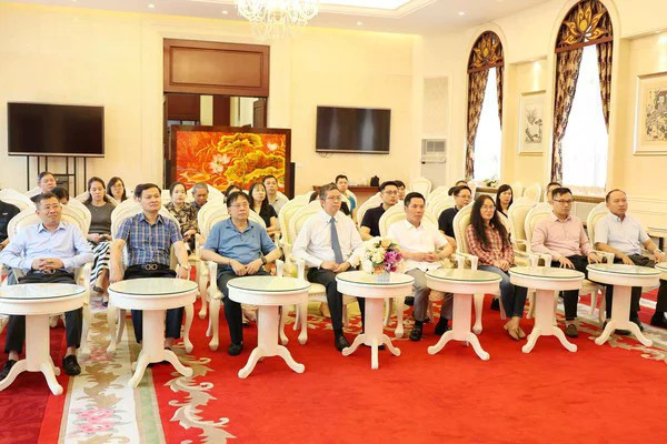 Des fonctionnaires, du personnel et des agences voisines se sont réunis à l'ambassade du Vietnam à Pékin pour suivre la retransmission en direct sur la Télévision nationale du Vietnam. Photo : VNA 2.jpg