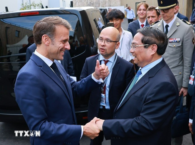 Le Premier ministre Pham Minh Chinh (à droite) est accueilli par le président français Emmanuel Macron (Photo : VNA) 2-4990.jpg