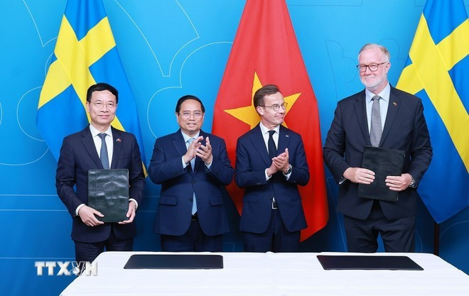 Le Premier ministre Pham Minh Chinh et le Premier ministre suédois Ulf Kristersson assistent à la signature d'un accord de partenariat stratégique sur la coopération dans les domaines de la science, de la technologie, de l'innovation et de la transformation numérique entre le ministère vietnamien des Sciences et de la Technologie et le ministère suédois des Affaires étrangères. (Photo : VNA) 4.jpg