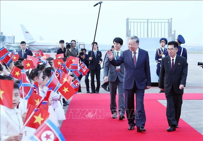 Des enfants nord-coréens agitaient des drapeaux et brandissaient des fleurs pour souhaiter chaleureusement la bienvenue à la délégation vietnamienne. Photo : VNA 3.jpg