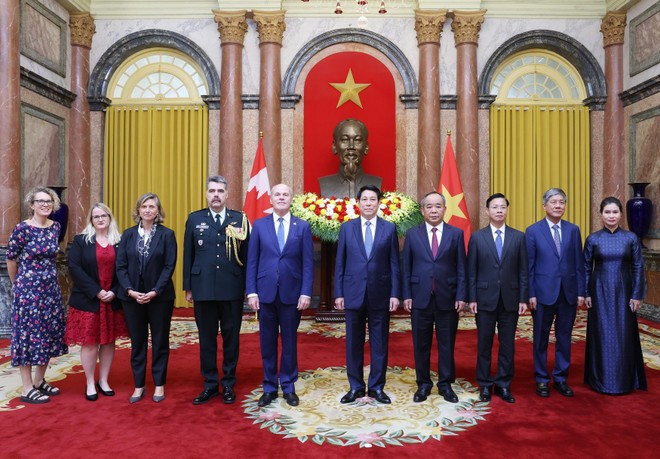 Le président de l'État, Luong Cuong (cinquième à partir de la droite), accueille l'ambassadeur du Canada, James Nickel (cinquième à partir de la gauche). (Photo : VNA) 2.jpg