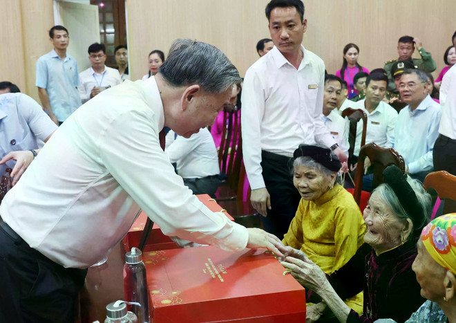 Tô Lâm offre des cadeaux à des familles bénéficiant de politiques sociales et à des personnes ayant rendu des services méritoires à la Nation. Photo : VNA 2-6880.jpg