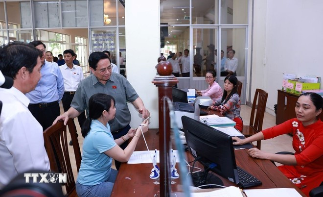 Le Premier ministre Pham Minh Chinh visite et inspecte le fonctionnement du Centre de services de l'administration publique du quartier de Ninh Kieu. (Photo : VNA) 2.jpg