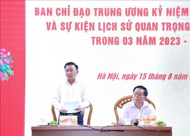 Tran Cam Tu, membre du Bureau politique, membre permanent du Secrétariat et chef du Comité directeur, préside la réunion. (Photo : VNA) 2.jpg