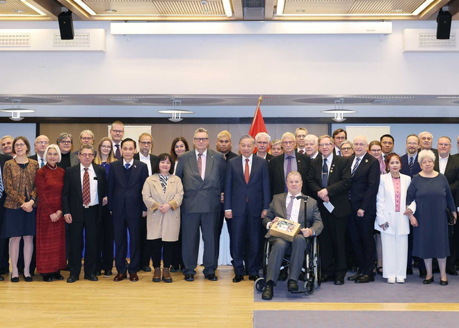 Le secrétaire général To Lam prend une photo avec les délégués. Photo . VNA 2.jpg