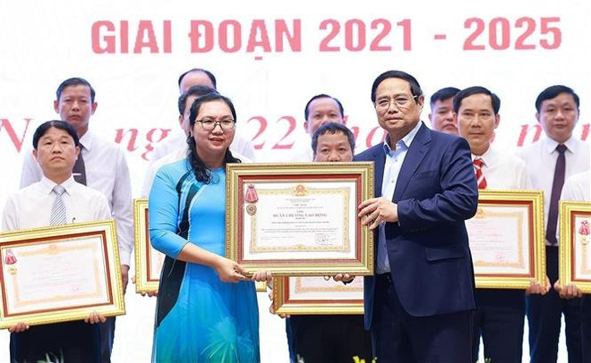 Le Premier ministre Pham Minh Chinh remet les récompenses du Président de l'État et du Premier ministre à 306 collectifs et individus à travers le pays pour leurs réalisations exceptionnelles dans la mise en œuvre des programmes et mouvements. Photo ; VNA 2-4787.jpg