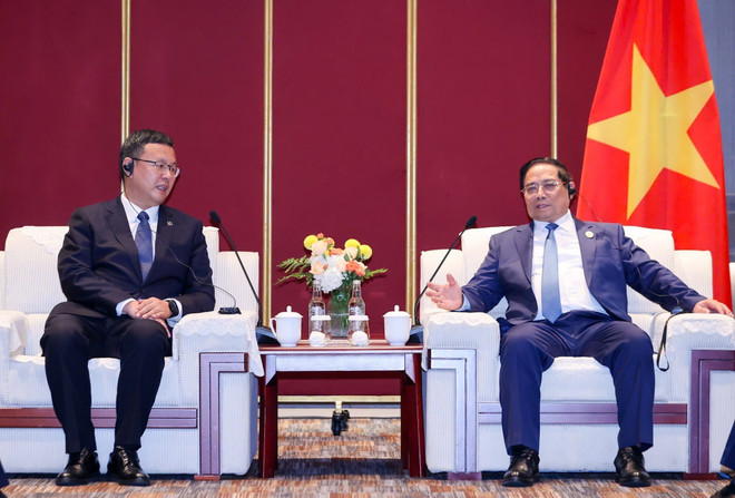 Le Premier ministre Pham Minh Chinh et Jonathan Choi, président du groupe Sunwah basé à Hong Kong, lors de leur réunion du 24 juin 2025. (Photo : VNA) 4.jpg