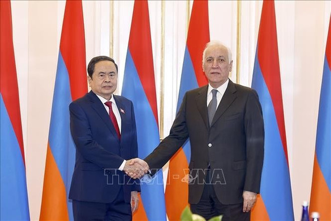 Le président de l'Assemblée nationale, Tran Thanh Man (gauche) et le président arménien Vahagn Khatchatourian lors de leur rencontre à Erevan le 3 avril. Photo : VNA 2-7787.jpg