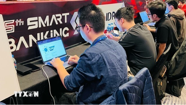 Les ingénieurs en technologie participent à des exercices de cybersécurité dans le secteur financier et bancaire. Photo : VNA 2-5507.jpg