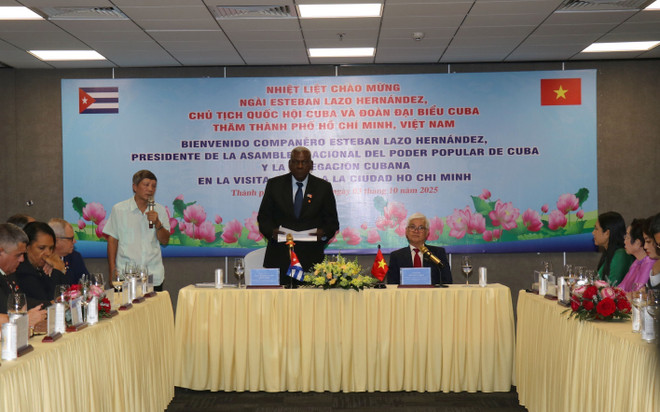 Le président de l'Assemblée nationale du pouvoir populaire et président du Conseil d'État cubain, Esteban Lazo Hernández, effectue une visite de travail à Ho Chi Minh-Ville le 3 octobre. (Photo : VNA) 2-2999.jpg