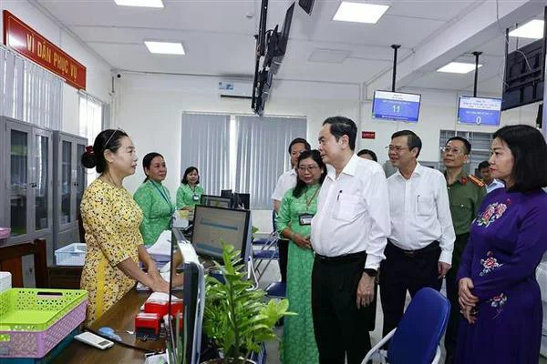 Le président de l’AN Tran Thanh Man visite le Centre d'administration publique de Can Tho. Photo : VNA 2-8799.jpg