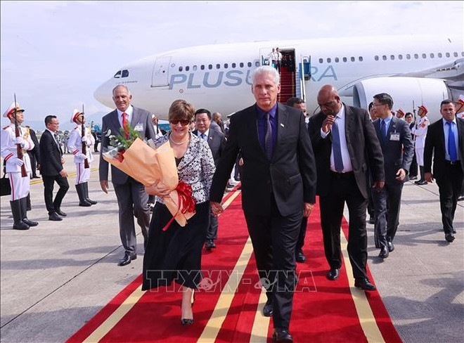 Le Premier secrétaire du Comité central du Parti communiste cubain et président de Cuba, Miguel Díaz-Canel Bermúdez, accompagné de son épouse Lis Cuesta Peraza, est arrivé à Hanoï le 31 août au matin pour une visite d'État au Vietnam. Photo : VNA 2-8016.jpg