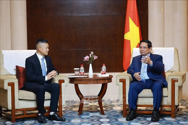 Lors de la rencontre entre le Premier ministrePham Minh Chinh et avec le vice-président exécutif du Groupe Yadea, Wang Jiazhong. Photo : VNA 3-6192.jpg