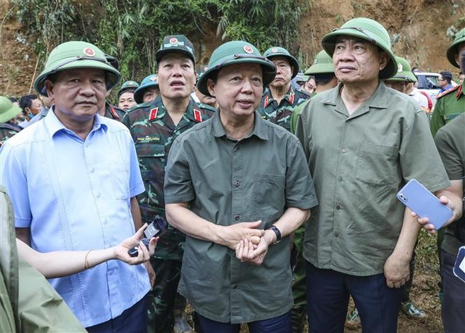 Le vice-Premier ministre Tran Hong Ha (au centre) visite Hang Pu Xi, un village durement touché par des crues soudaines dans la commune de Xa Dung, province de Dien Bien, le 2 août 2025. (Photo : VNA) 2.jpg